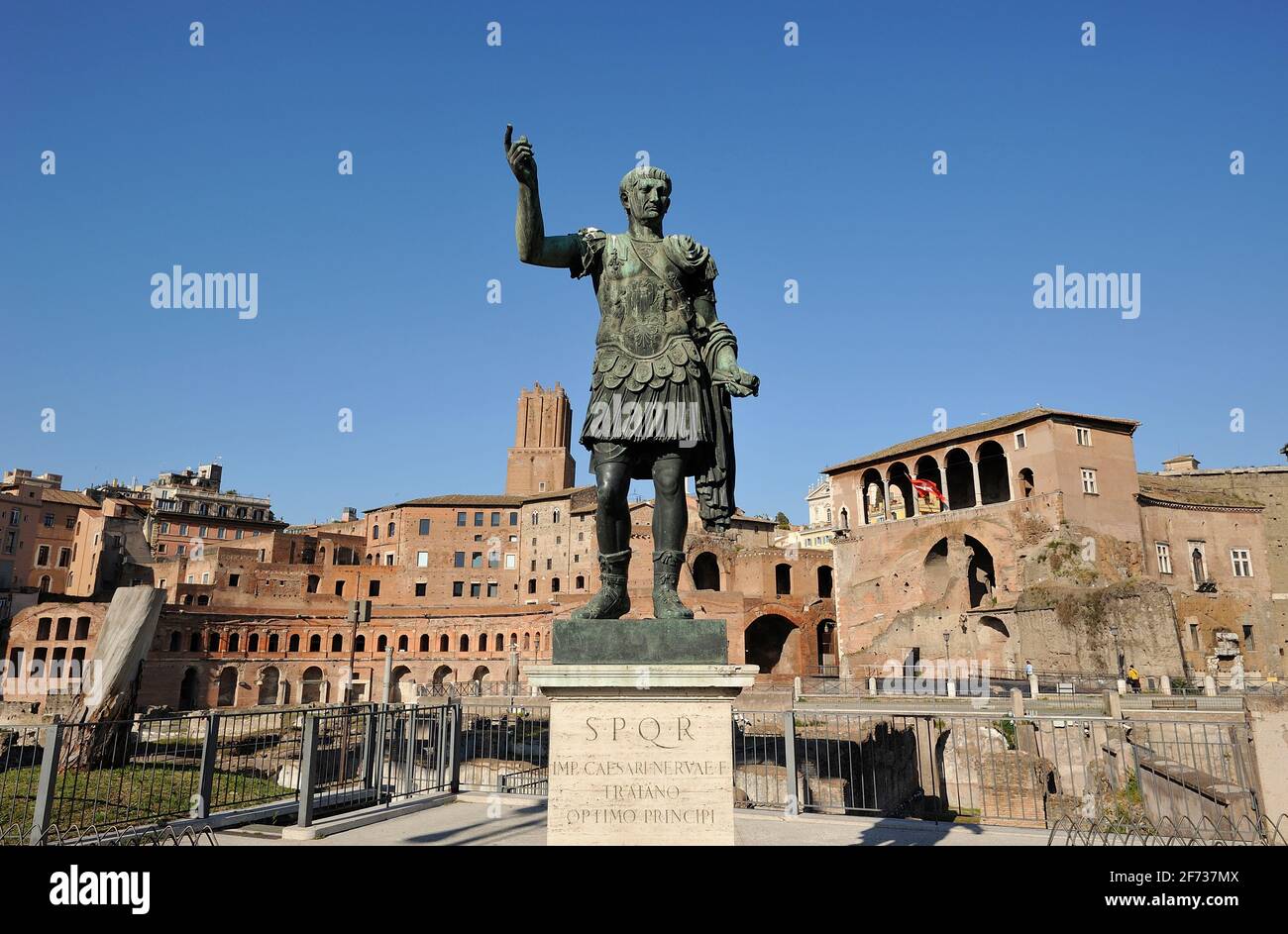 Italien, Rom, Bronzestatue des römischen Kaisers Trajan und Trajans Märkte Stockfoto