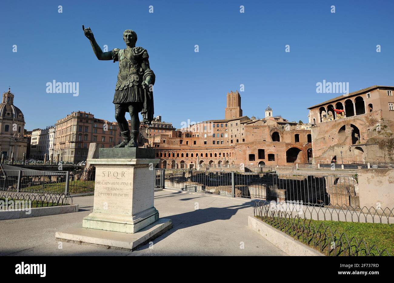 Italien, Rom, Bronzestatue des römischen Kaisers Trajan und Trajans Märkte Stockfoto