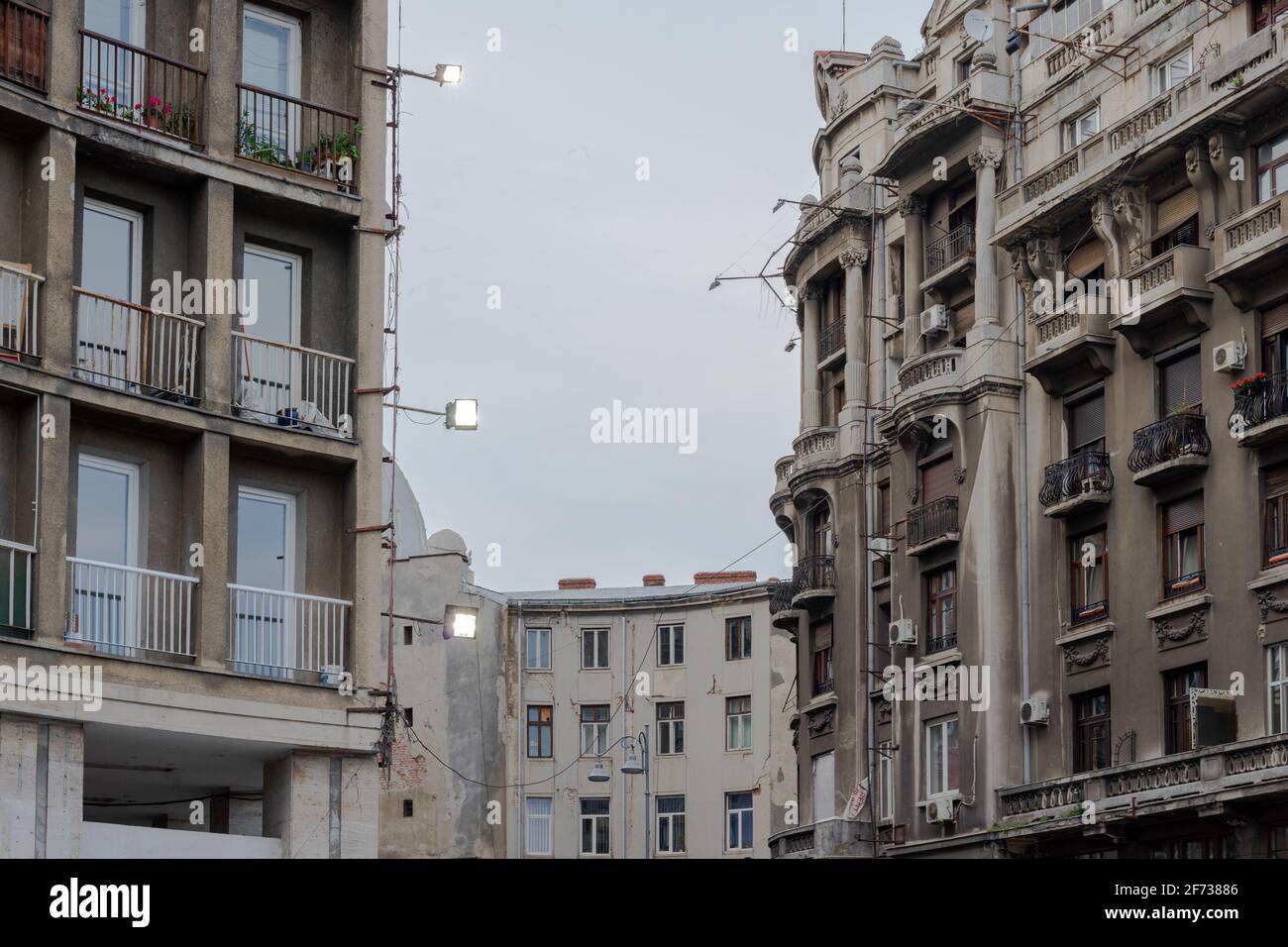 Sozialistische Moderne und Neoklassizismus Wohngebäude Details Fassade in der Innenstadt von Bukarest, Rumänien Stockfoto