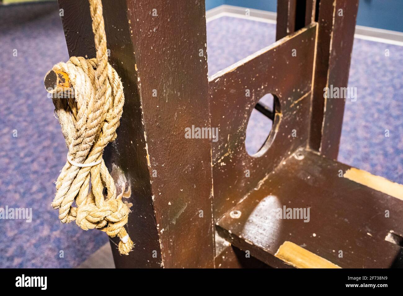 Mittelalterliche Guillotine mit Seil an der Seite Gerät Verbrechensbestrafung Stockfoto