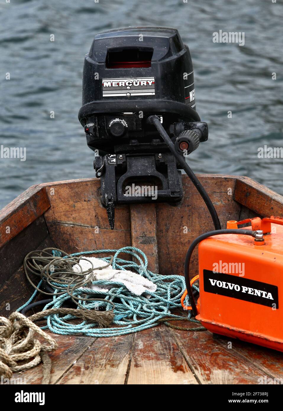 Ein Mercury Außenbordmotor auf einem Holzboot. Stockfoto