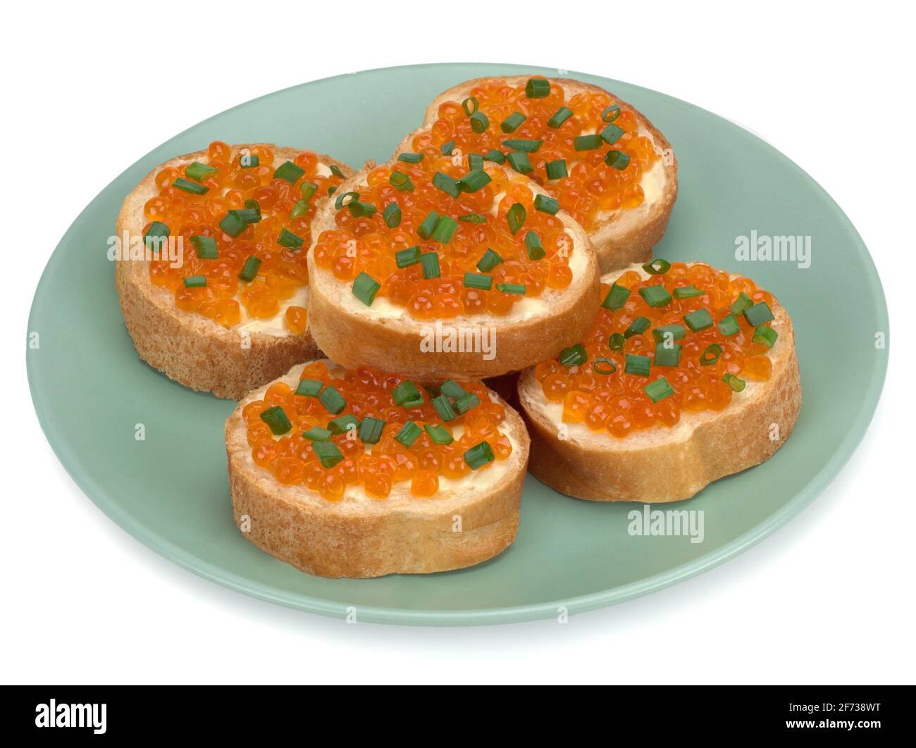 Sandwiches mit Butter und rotem Kaviar, auf einem Teller. Meeresfrüchte. Stockfoto