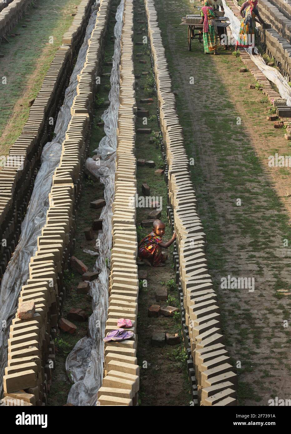 Ein Arbeiter trägt Ziegelsteine bei Maurer in Khulna, Bangladesch. Stockfoto