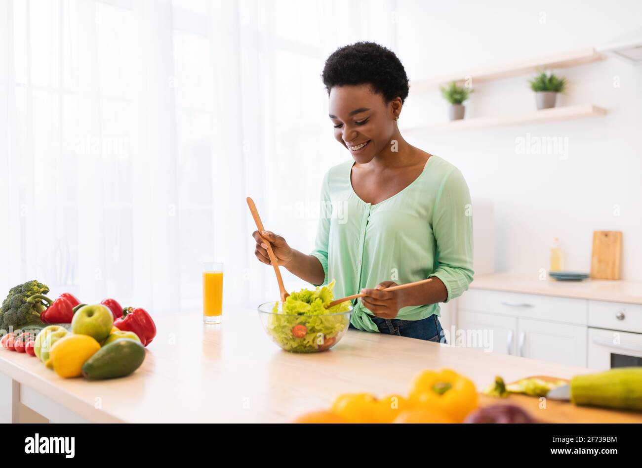 Afrikanische Frau Macht Salat Zum Abendessen Genießen Mahlzeit Zubereitung Drinnen Stockfoto