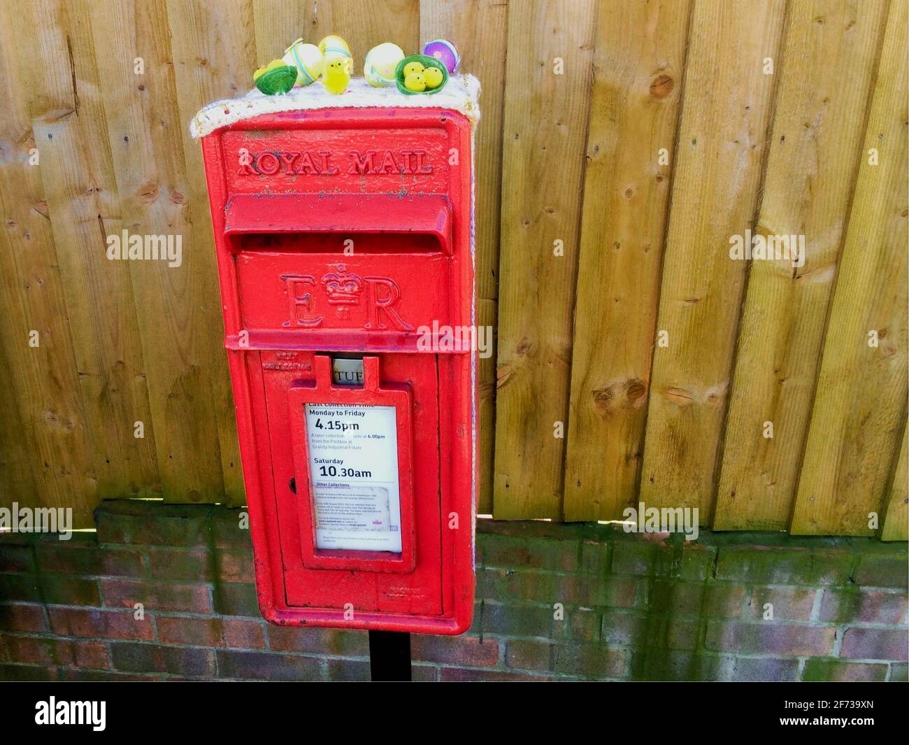 Weymouth. April 2021. Wetter in Großbritannien. Ein Mitglied der Öffentlichkeit hat eine Royal Mail Briefkasten eine Ostern Verjüngungskur in Wyke Regis, Weymouth gegeben. Quelle: stuart frartwell/Alamy Live News Stockfoto