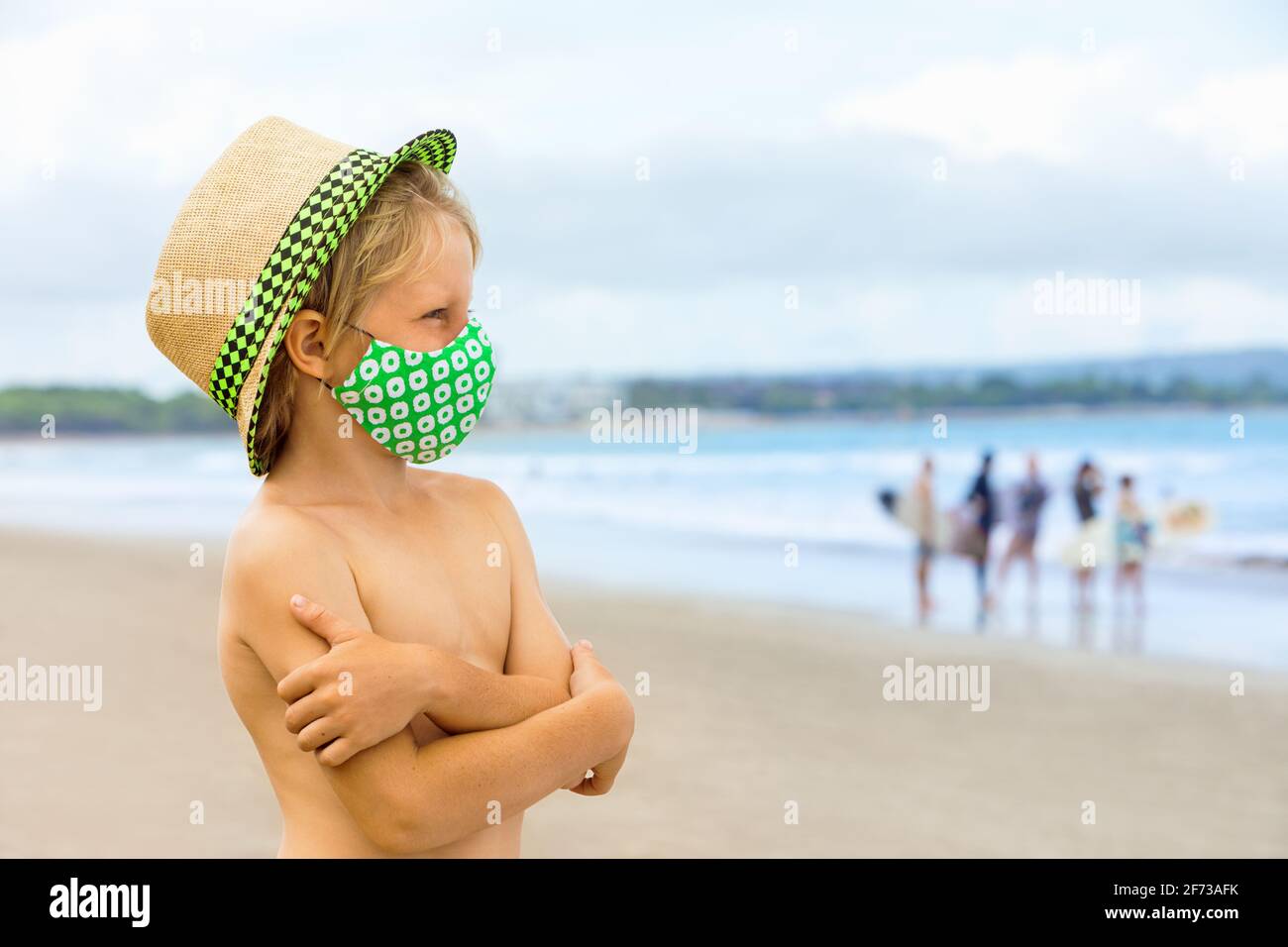 Kind in Strohhut, stilvolle Maske Spaß am Strand haben. Neue Regeln für das  Tragen von Gesichtsbedeckungen an öffentlichen Orten. Stornierte  Kreuzfahrt, Tour wegen Coronavirus COVID Stockfotografie - Alamy