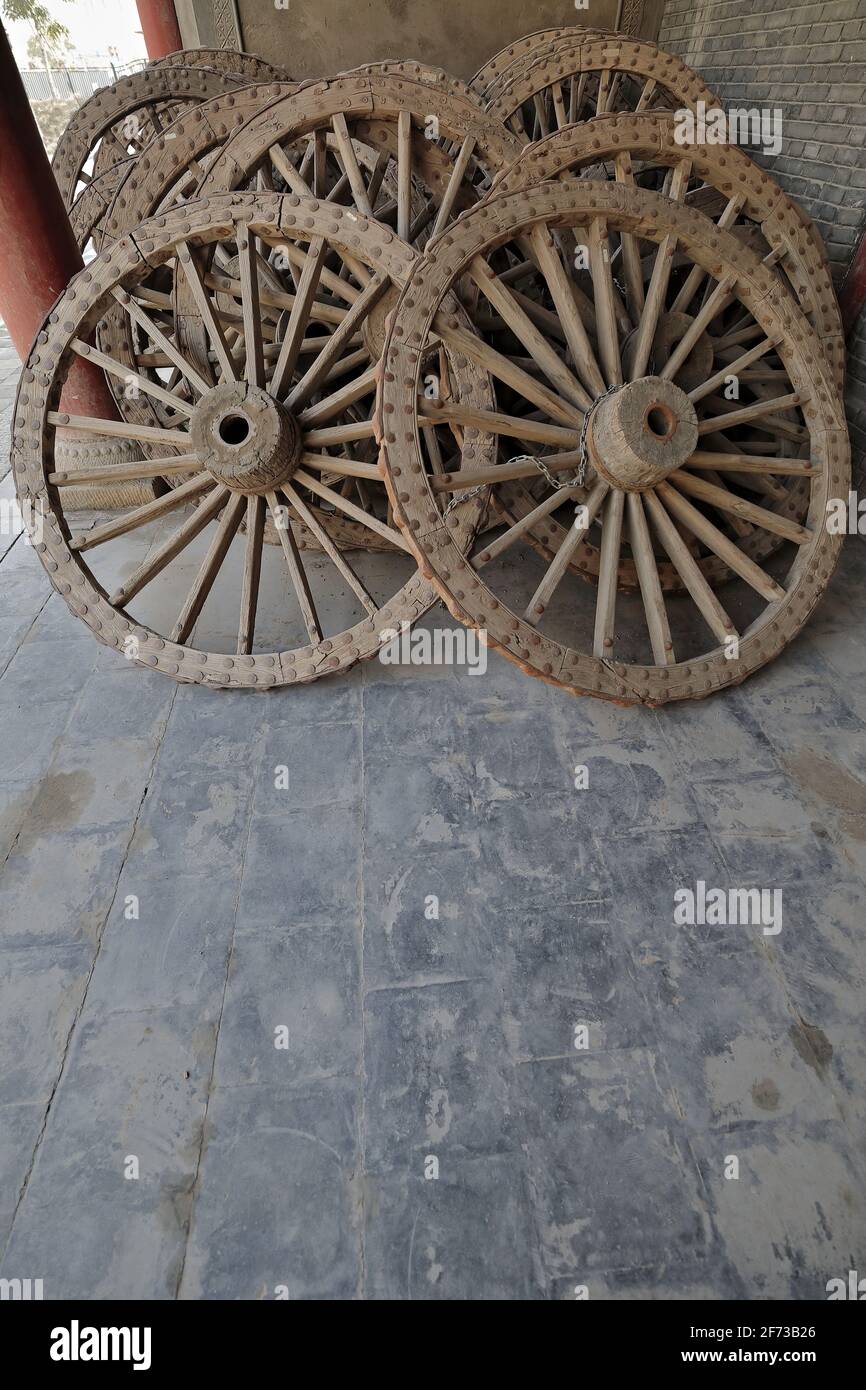 Alte Wagenräder stapelten sich zusammen-DafoSi Great Buddha Temple-Verbindung. Zhangye-Gansu-China-1276 Stockfoto