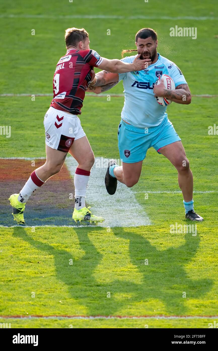 Wigan Warriors vs Wakefield Trinity David Fifita von Wakefield Trinity In Angriff genommen von Sam Powell von Wigan Warriors Stockfoto