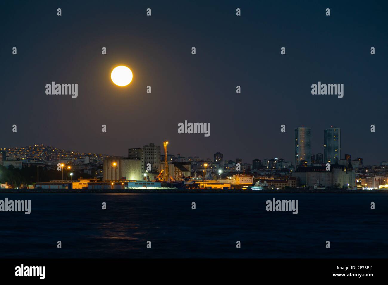 Vollmond über der Skyline von Istanbul Stockfoto