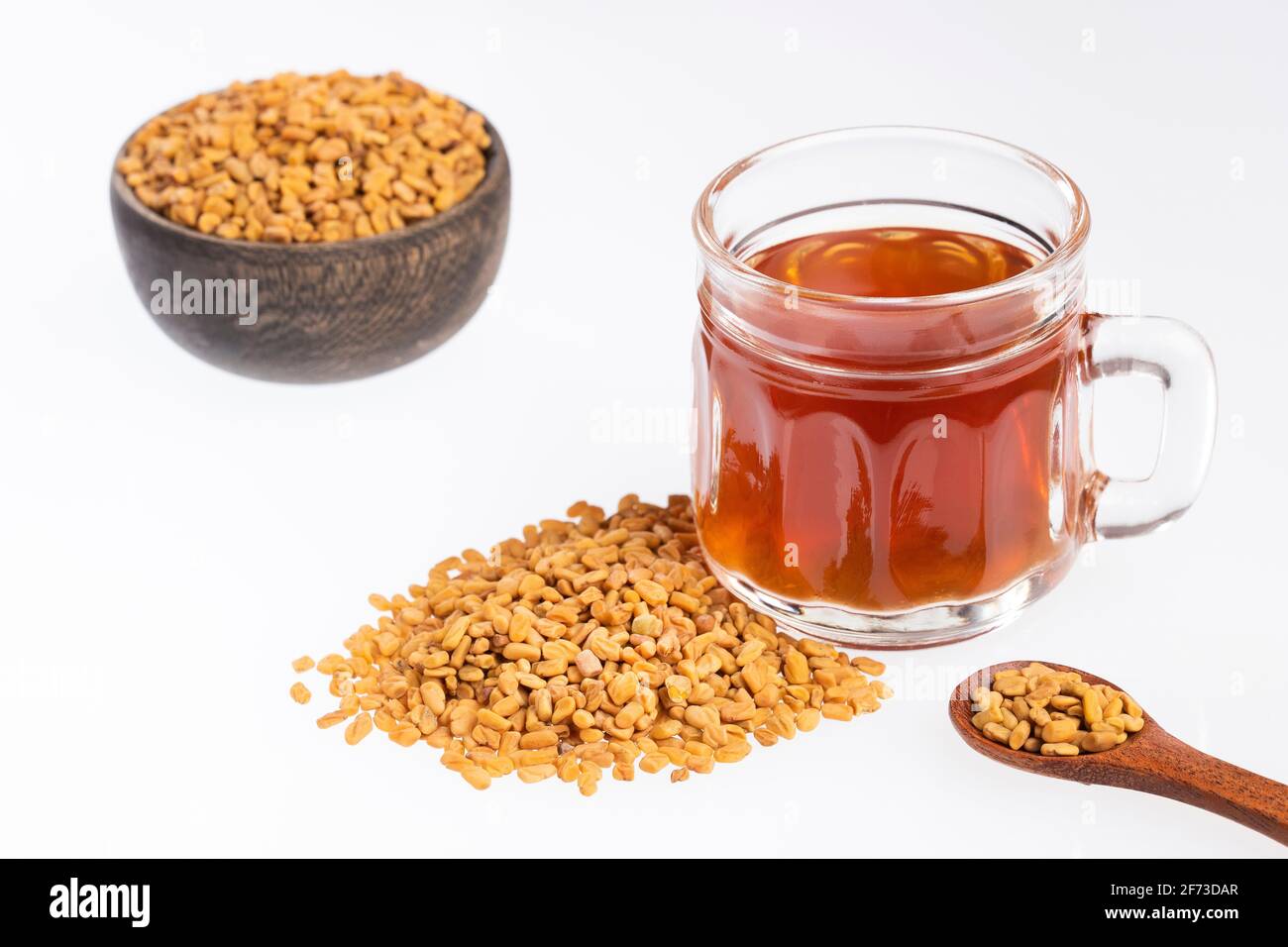 Bockshornkleesamen oder Methi Dana trinken durch Einweichen in Wasser über Nacht. Hilfreich bei der Gewichtsabnahme, Verdauung und Blutzuckerbehandlung Stockfoto