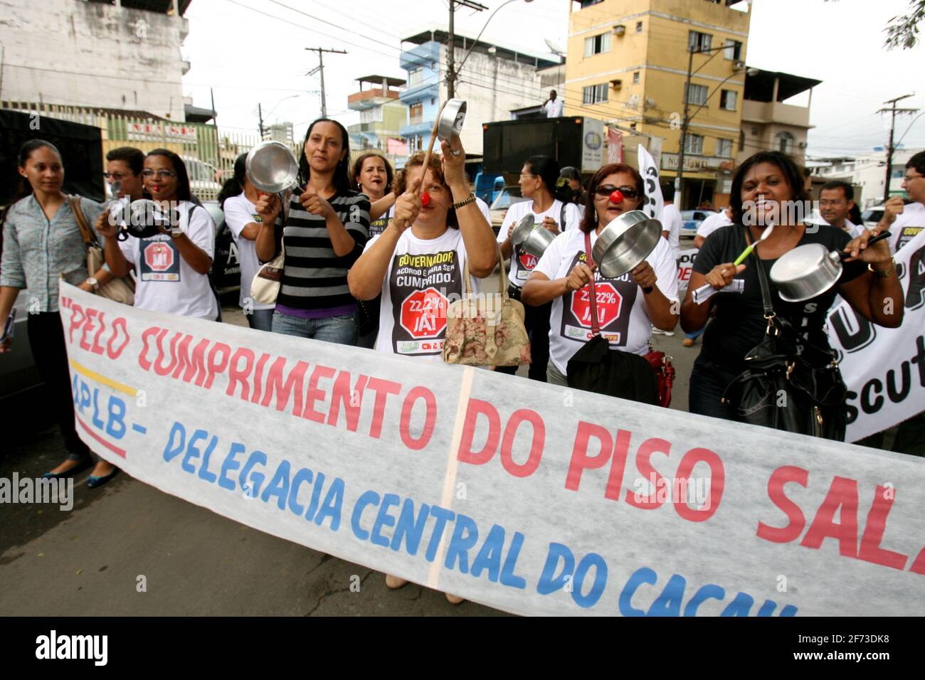 itabuna, bahia / brasilien - 22. Mai 2012: Streikende Lehrer protestieren während eines marsches in der Stadt Itabuna mit Töpfen. *** Ortsüberschrift *** Stockfoto