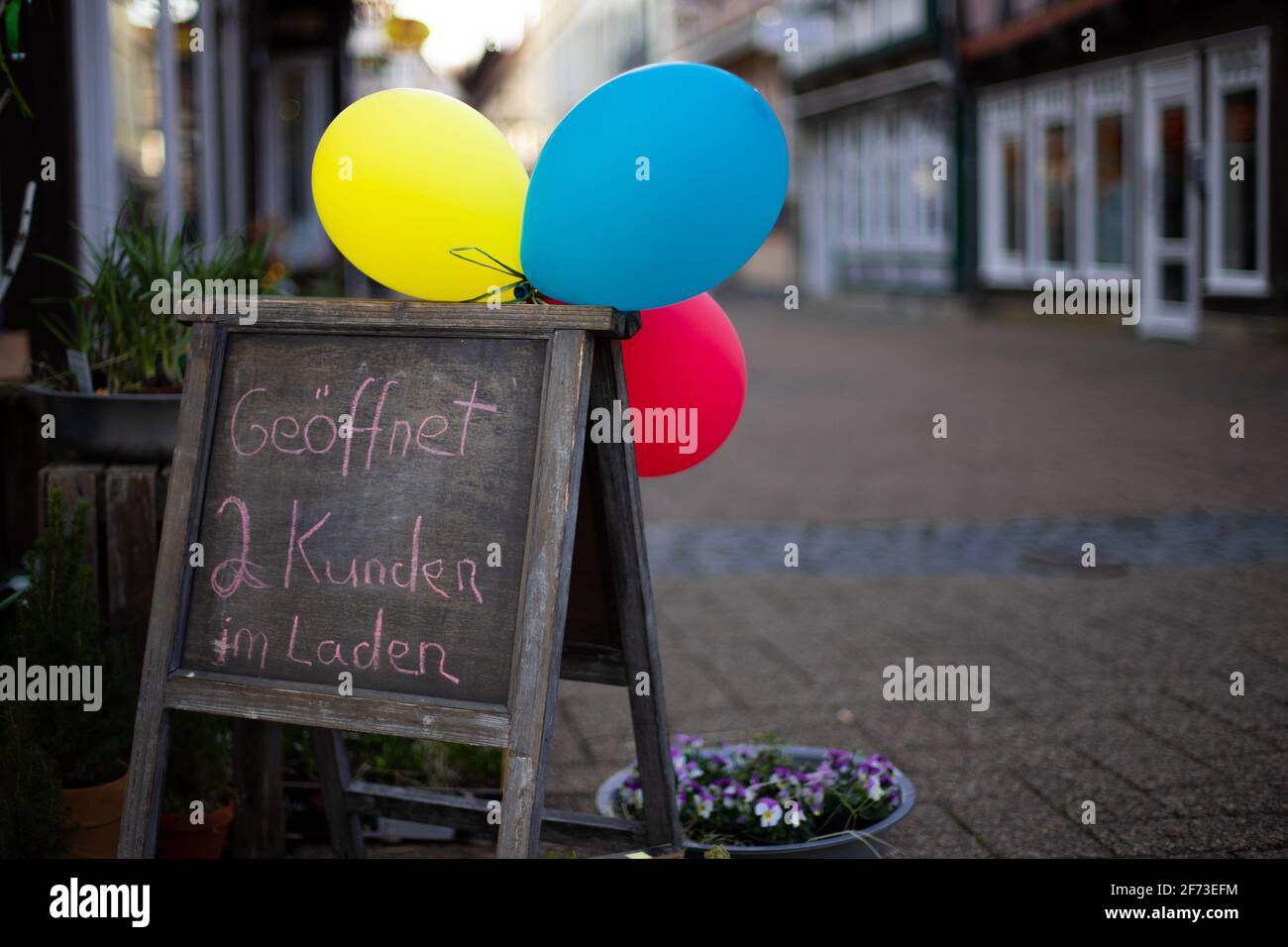schild mit Ballonen vor einem Geschäft während der Korona Lockdown in Deutschland mit detaillierten Sicherheitsregeln Stockfoto