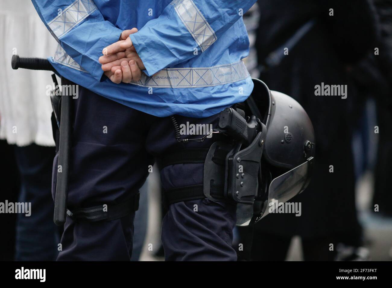 Bukarest, Rumänien - 3. April 2021: Details zum Aufrührzeug eines rumänischen Handarms während einer Kundgebung: Gewehr, Helm, Radiosender, Stab. Stockfoto