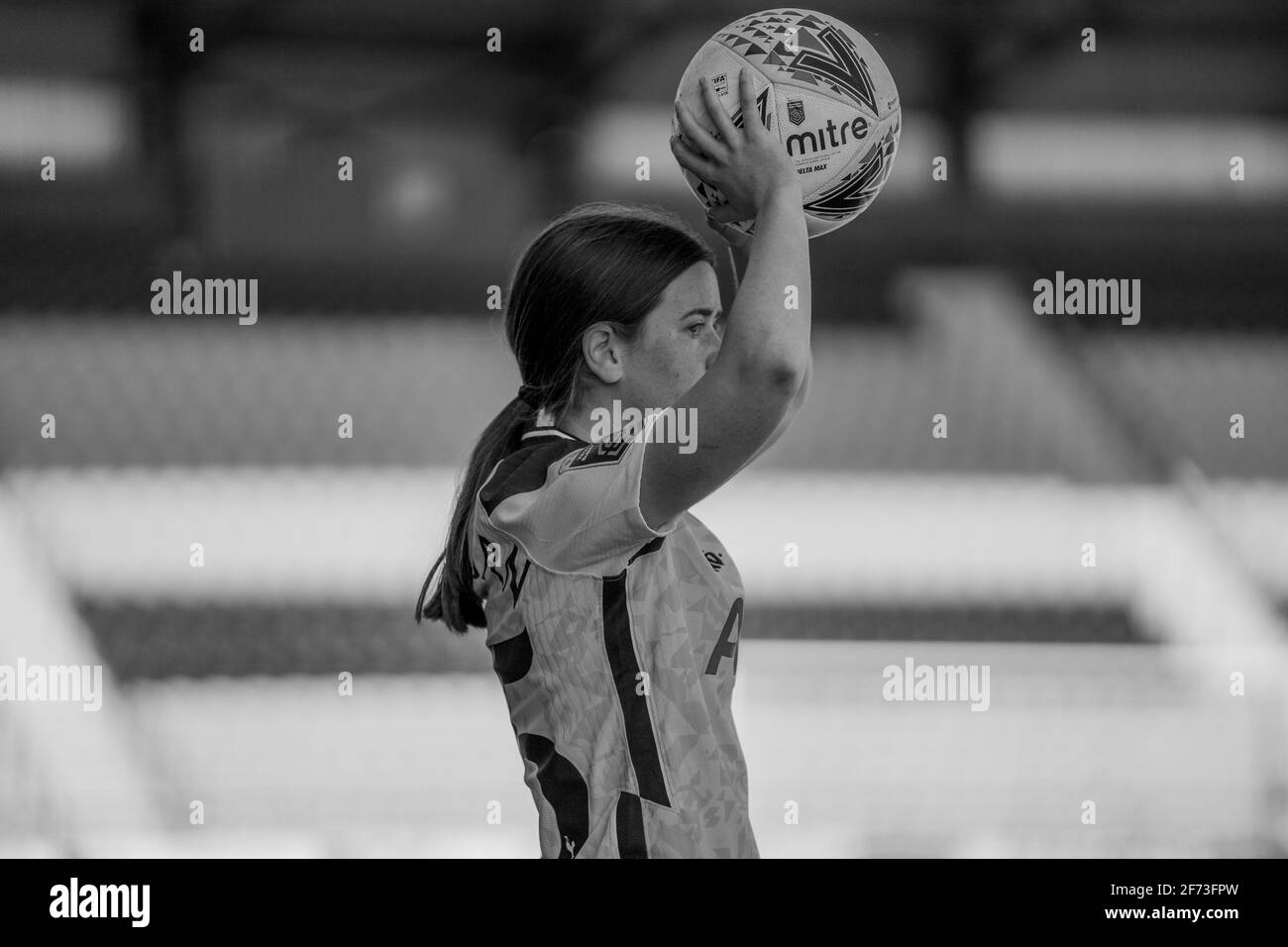 London, Großbritannien. April 2021. Esther Morgan (#35 Tottenham Hostpur) bereitet sich auf einen Wurf während des Barclays FA Womens Super League Spiels zwischen Tottenham Hotspur und Manchester City im Hive in London, England, vor. Kredit: SPP Sport Pressefoto. /Alamy Live News Stockfoto