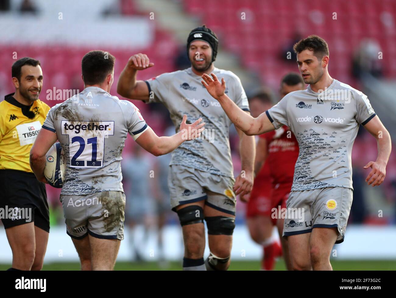 Sale Sharks' Raffi Quirke (links) feiert den sechsten Versuch seiner Mannschaft mit Teamkollegen während des Heineken Champions Cup-Spiels in Parc y Scarlets, Llanelli. Bilddatum: Sonntag, 4. April 2021. Stockfoto