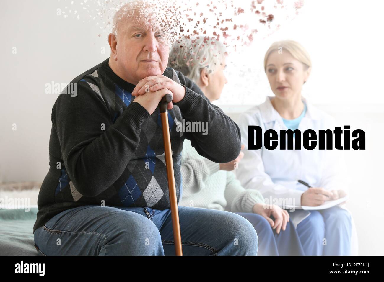 Älterer Mann mit geistiger Behinderung und Arzt zu Hause Stockfoto