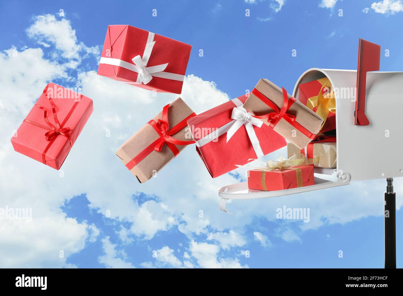 Briefkasten mit fliegenden Geschenken im Freien Stockfoto