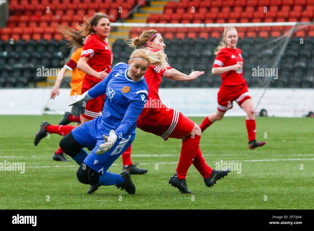 Airdrie, Lanarkshire, Schottland, Großbritannien. April 2021. Action aus dem 1. Spiel nach dem Lockdown der Scottish Building Society Scottish Women's Premier League 1 Fixture Motherwell FC vs Forfar Farmington im Penny Cars Stadium, Airdrie, Lanarkshire, 04/04/2021 Credit Colin Poultney/Alamy Live News Stockfoto