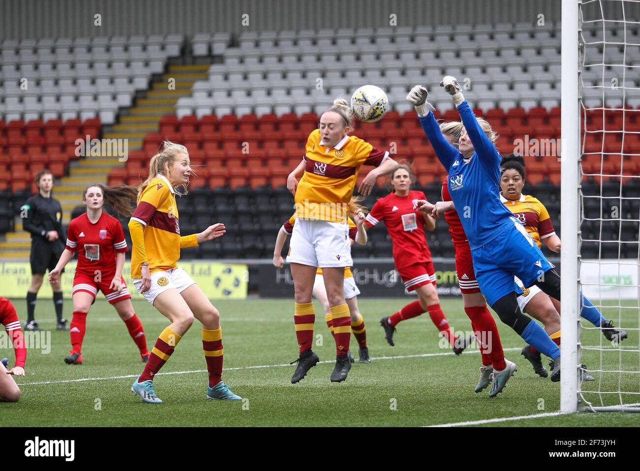 Airdrie, Lanarkshire, Schottland, Großbritannien. April 2021. Action aus dem 1. Spiel nach dem Lockdown der Scottish Building Society Scottish Women's Premier League 1 Fixture Motherwell FC vs Forfar Farmington im Penny Cars Stadium, Airdrie, Lanarkshire, 04/04/2021 Credit Colin Poultney/Alamy Live News Stockfoto