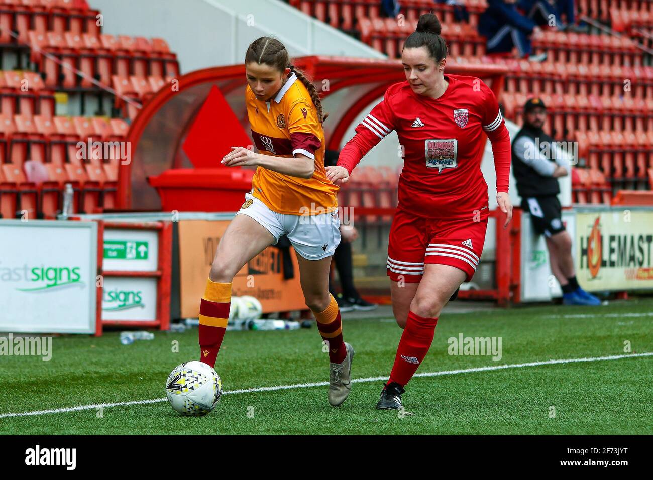 Airdrie, Lanarkshire, Schottland, Großbritannien. April 2021. Action aus dem 1. Spiel nach dem Lockdown der Scottish Building Society Scottish Women's Premier League 1 Fixture Motherwell FC vs Forfar Farmington im Penny Cars Stadium, Airdrie, Lanarkshire, 04/04/2021 Credit Colin Poultney/Alamy Live News Stockfoto