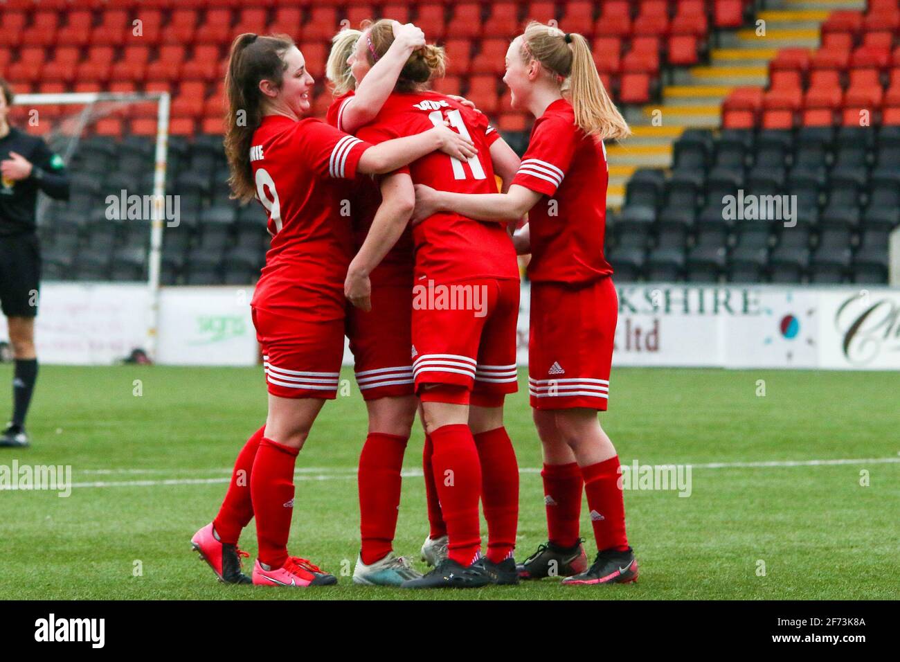 Airdrie, Lanarkshire, Schottland, Großbritannien. April 2021. Action aus dem 1. Spiel nach dem Lockdown der Scottish Building Society Scottish Women's Premier League 1 Fixture Motherwell FC vs Forfar Farmington im Penny Cars Stadium, Airdrie, Lanarkshire, 04/04/2021 Credit Colin Poultney/Alamy Live News Stockfoto