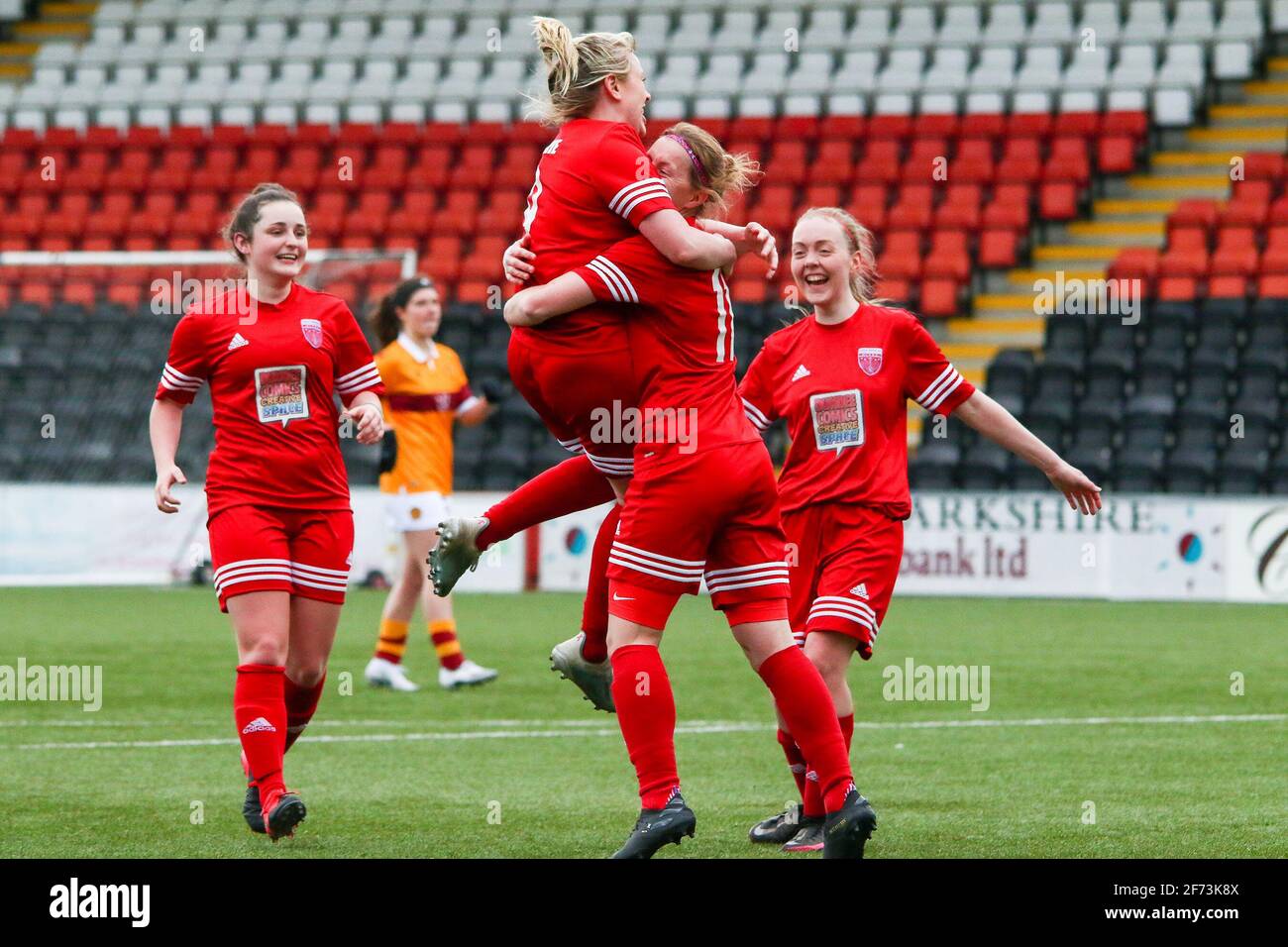 Airdrie, Lanarkshire, Schottland, Großbritannien. April 2021. Action aus dem 1. Spiel nach dem Lockdown der Scottish Building Society Scottish Women's Premier League 1 Fixture Motherwell FC vs Forfar Farmington im Penny Cars Stadium, Airdrie, Lanarkshire, 04/04/2021 Credit Colin Poultney/Alamy Live News Stockfoto