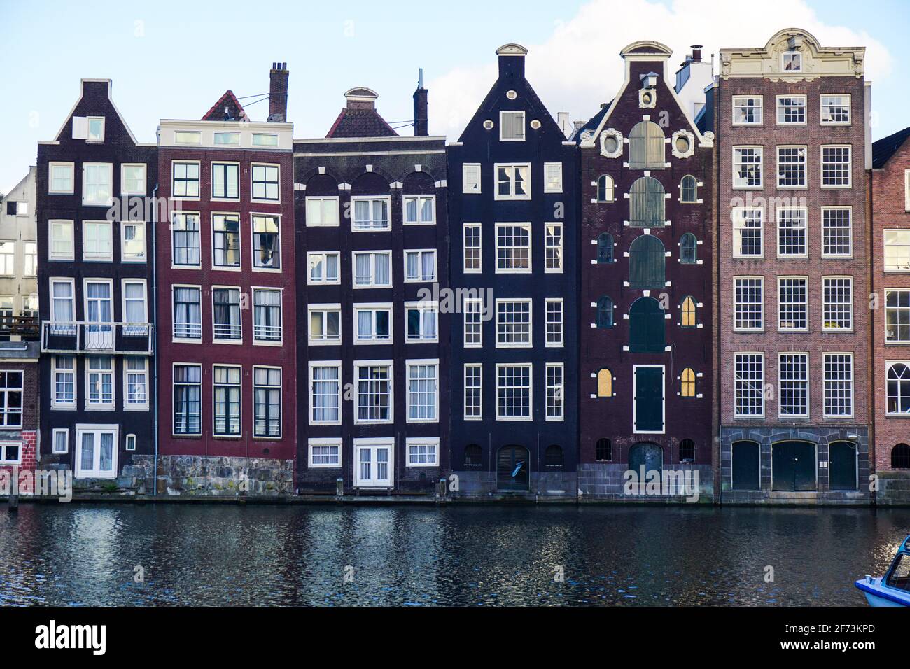 "Die tanzenden Häuser' auf Amsterdam Canal, Damrak, Holland, Niederlande. Stockfoto