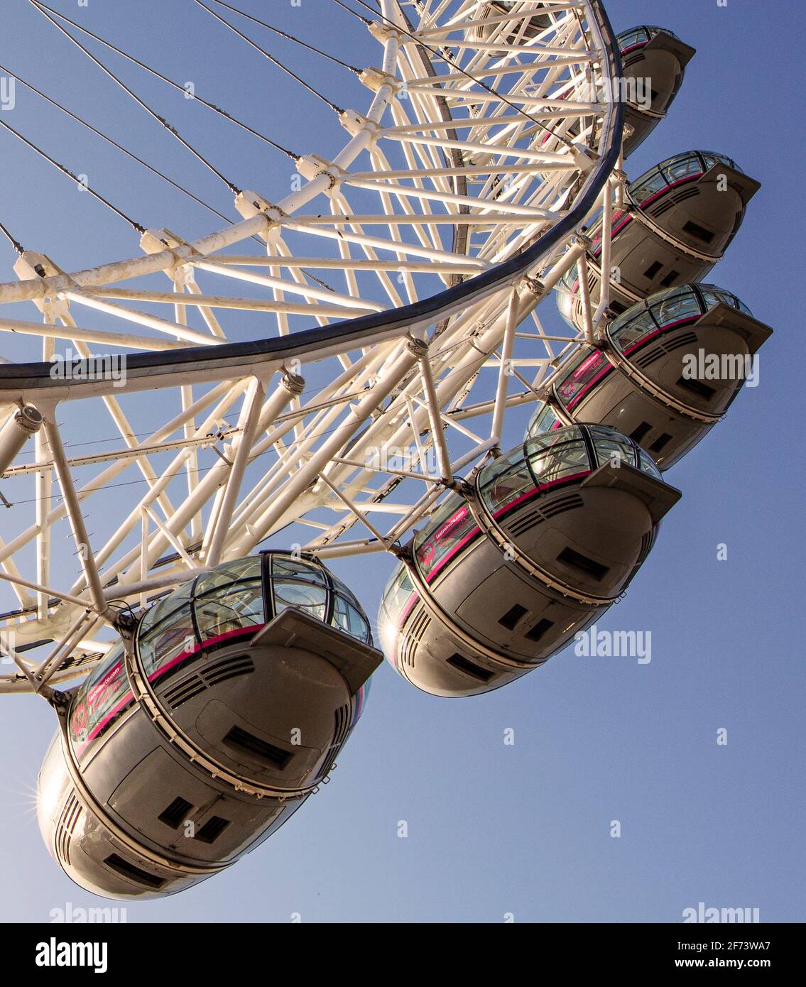 Das London Eye, am Südufer der Themse in London; ein freischwungliches Beobachtungsrad und die beliebteste Touristenattraktion in Großbritannien Stockfoto