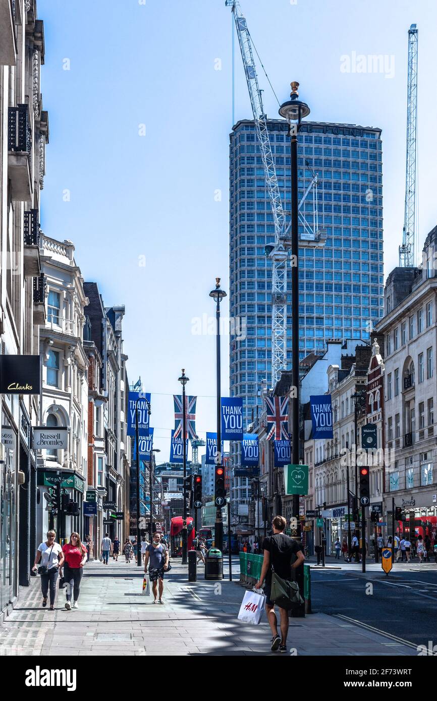 Straßenszene der Oxford Street mit dem Centre Point Gebäude im Hintergrund, London, England, Großbritannien. Stockfoto