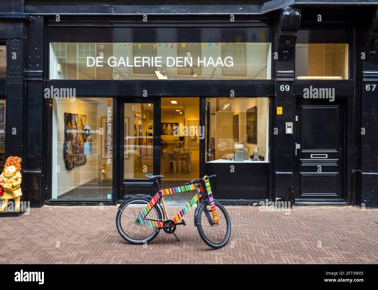 De Galerie Den Haag auf der Noordeinde 69-71 in Den Haag oder Den Haag, NL. Kommerzielle Kunstgalerie & Geschäft, spezialisiert auf moderne zeitgenössische Kunst Stockfoto