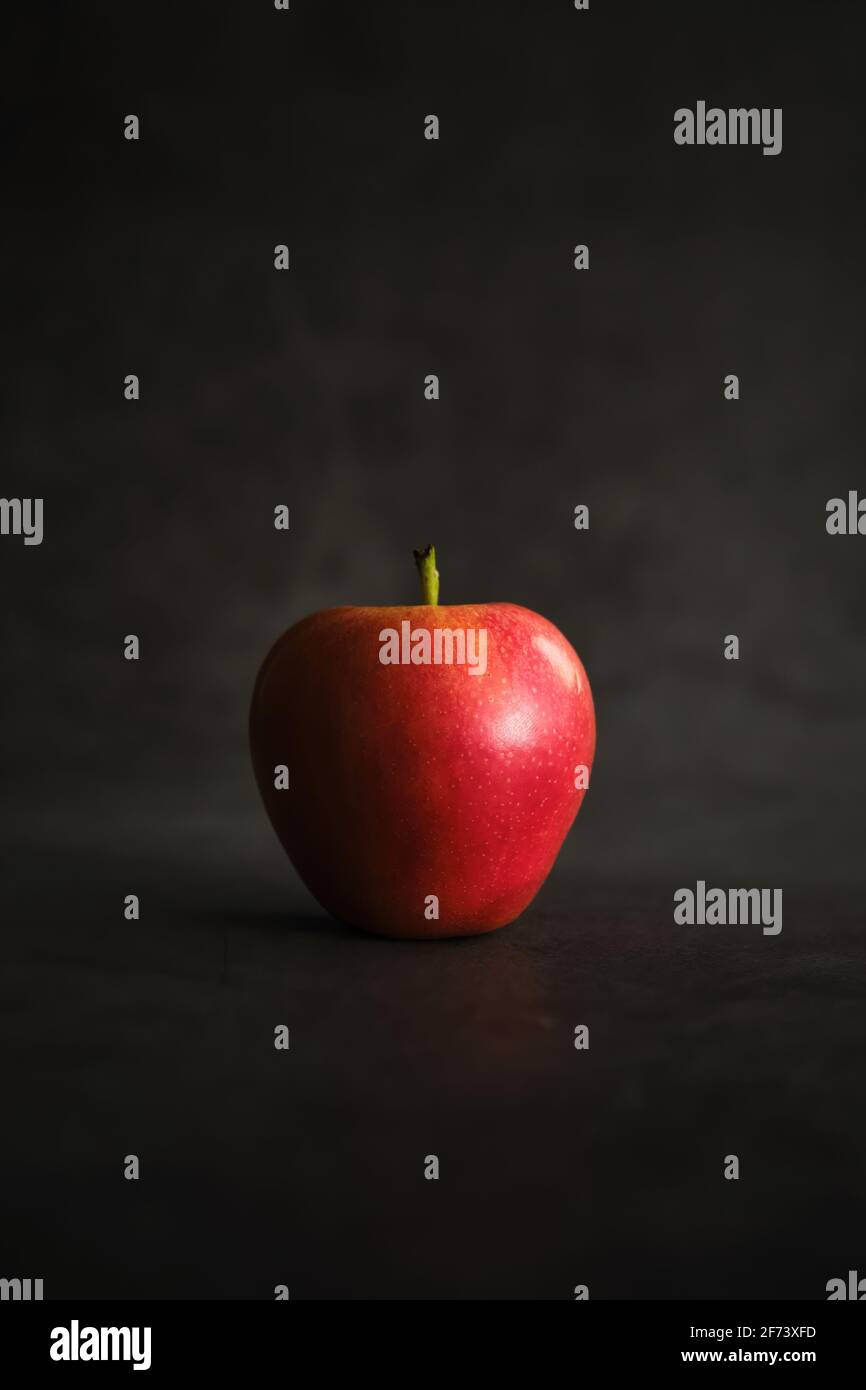 Frischer roter Apfel auf dunklem Hintergrund Stockfoto