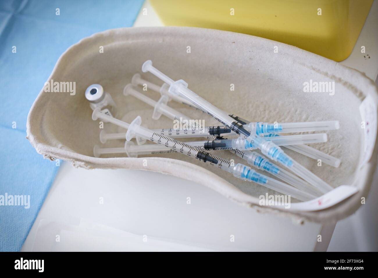 Spritzen mit Impfstoff, bereit für die Impfung im italienischen Impfzentrum. Turin, Italien - April 2021 Stockfoto