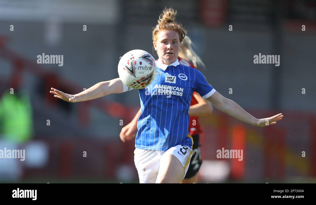 Crawley, Großbritannien. April 2021. Felicity Gibbons von Brighton und Hove Albion während des FA Women's Super League Spiels zwischen Brighton & Hove Albion Women und Manchester United Women im People's Pension Stadium am 4. April 2021 in Crawley, Großbritannien Credit: Paul Terry Foto/Alamy Live News Stockfoto