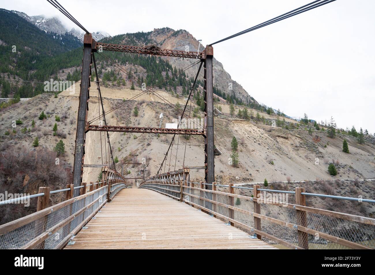 Die historische Old Bridge über den Fraser River in Lillooet British Columbia, Kanada. Die Bidge wurde 1906 erbaut und ist heute nur noch zu Fuß zu erreichen. Stockfoto