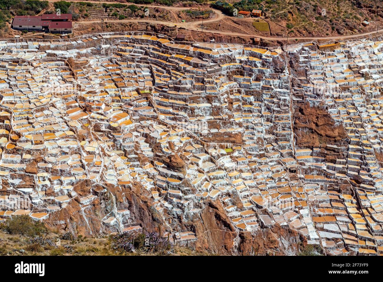 Luftlandschaft der Maras-Salzteich-Terrassen, Heiliges Tal der Inka, Provinz Cusco, Peru. Stockfoto