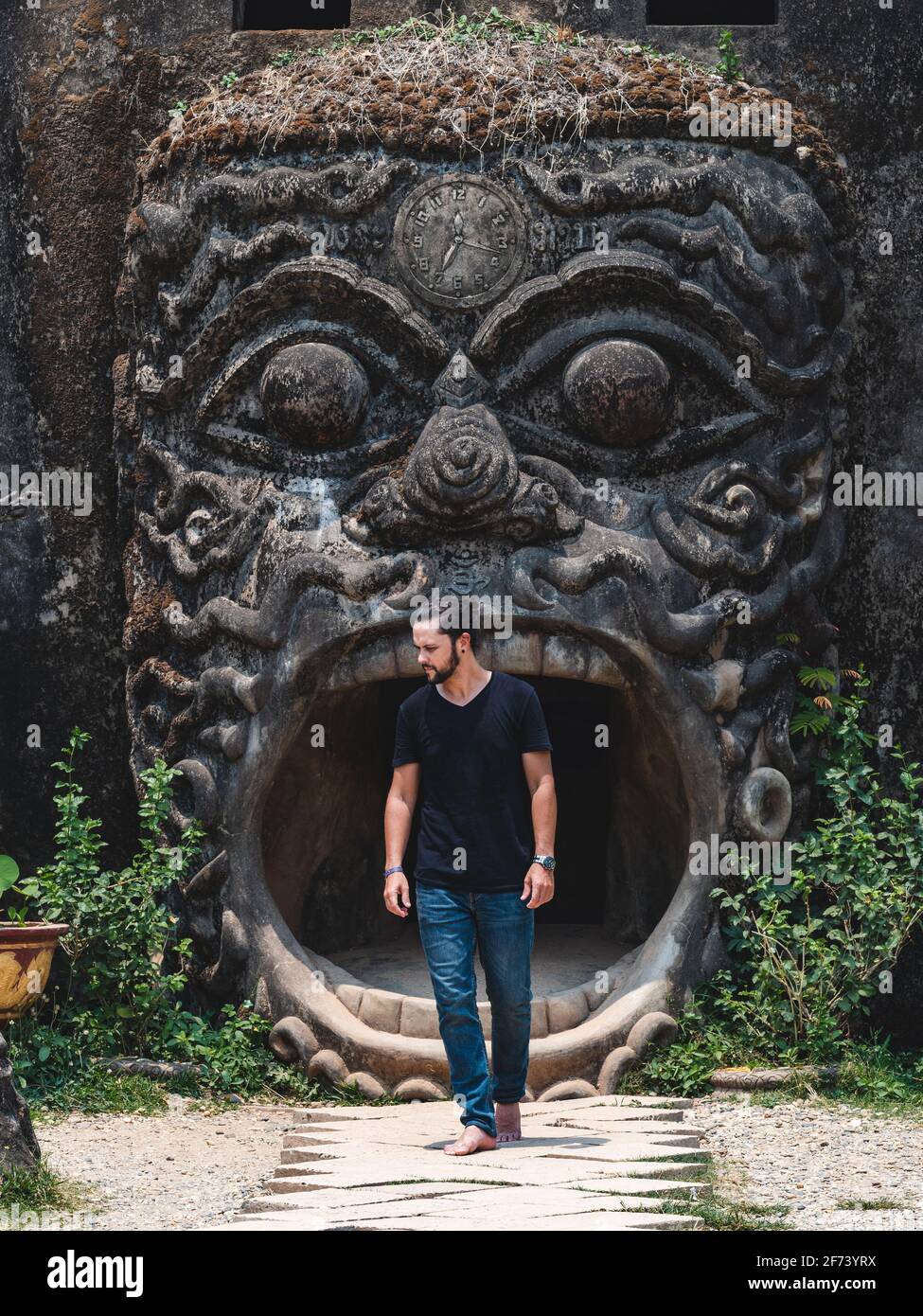 Touristen erkunden den Wat Xieng Khuan aka Buddha Park, einen Skulpturenpark im buddhistischen Stil in der Nähe von Vientiane, Laos. Stockfoto