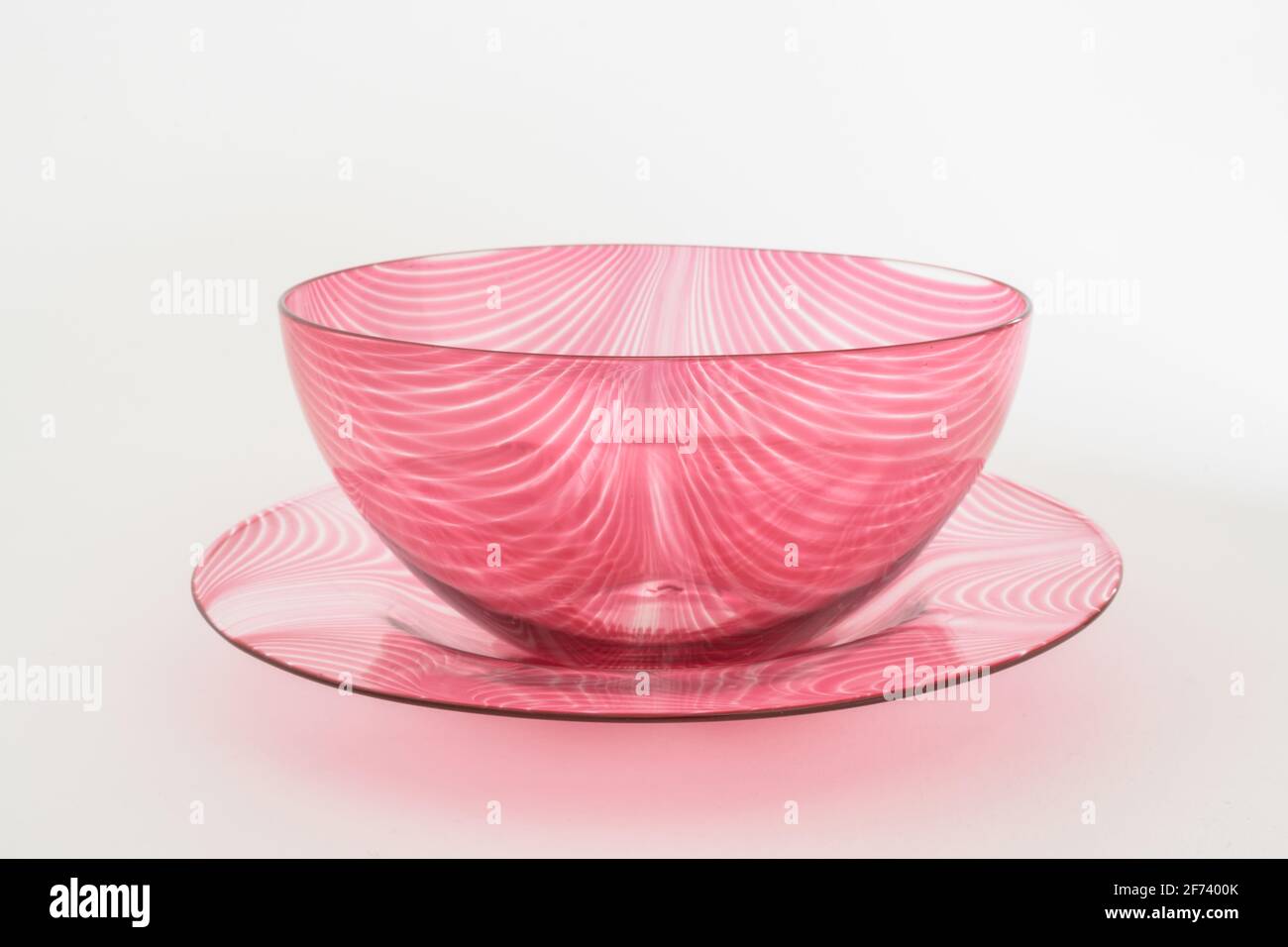 Harry Powell Finger Bowl and Plate in Ruby zog Gewinde und geschmolzenes Glas hoch. 1890 frühe Whitefriars Glass. Kunst und Handwerk. London, Großbritannien Stockfoto