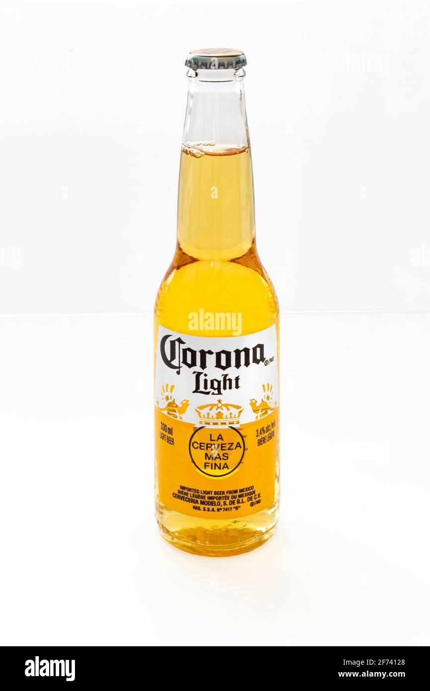 Calgary, Alberta, Kanada. 3. März 2021. Eine Corona Light Bierflasche auf weißem Hintergrund. Stockfoto