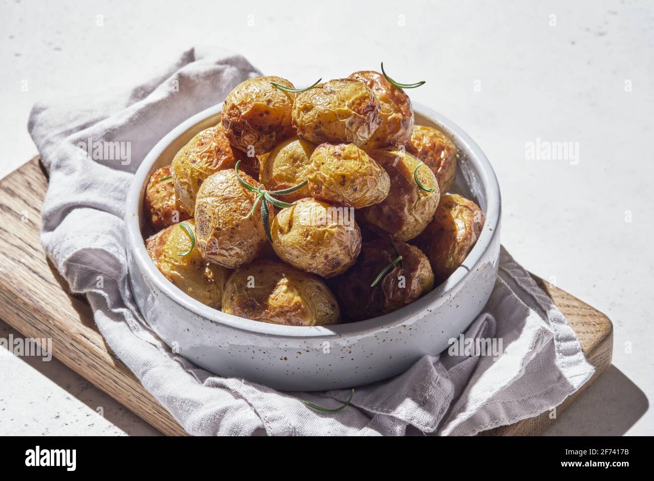 Im Ofen gebackene Babykartoffeln mit Rosmarinkraut Stockfoto