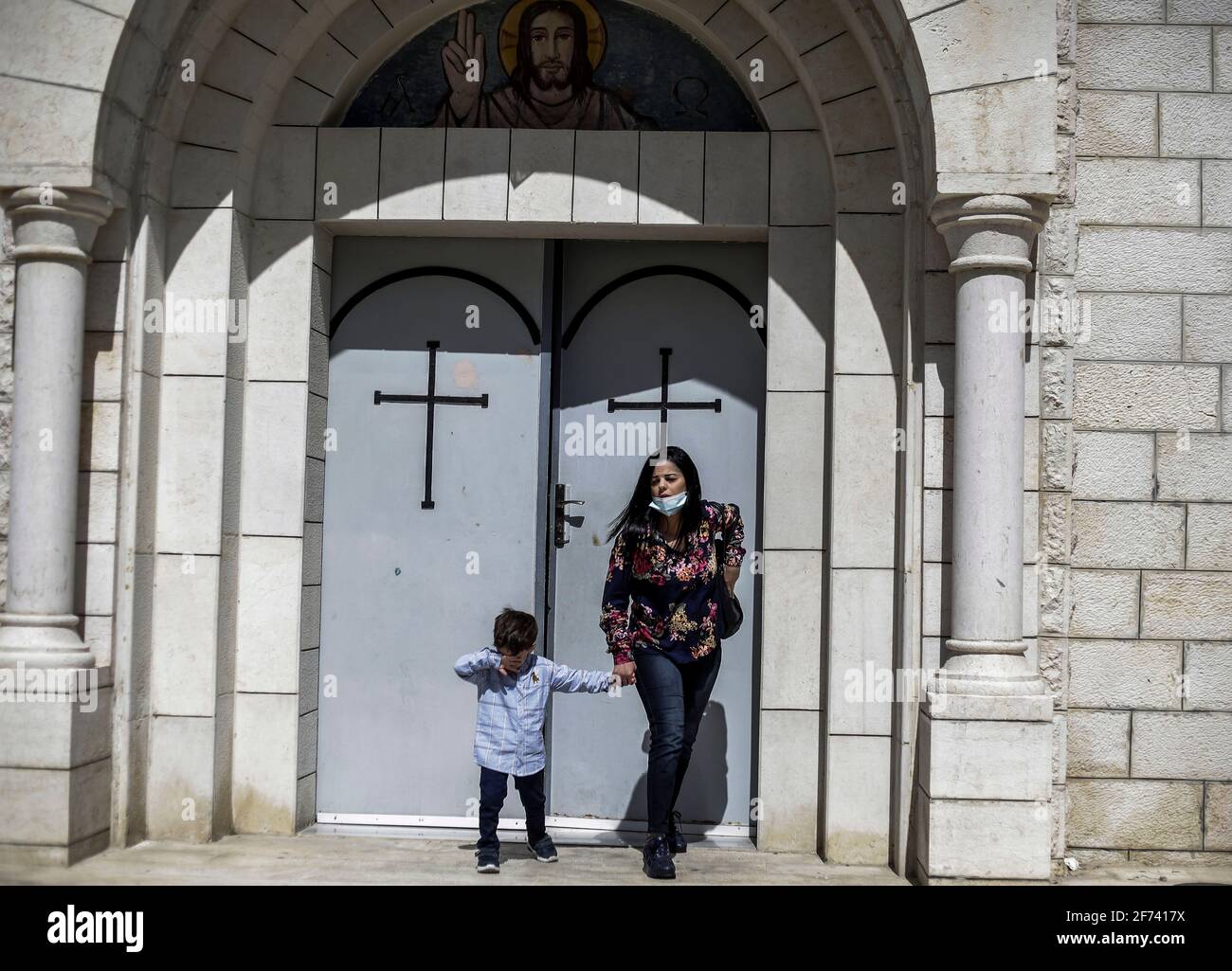 4. April 2021, Gaza-Stadt, der Gazastreifen, Palästina: Palästinensische Christen nehmen am 4. April 2021 an einer Ostermahnmesse Teil, bei der die Coronavirus-Krankheit (COVID-19) in einer Kirche von Deir Latin in Gaza-Stadt ausbrach. Die Ostervigil, auch als die Ostervigil oder die große Ostervigil bezeichnet, ist eine Liturgie, die in traditionellen christlichen Kirchen als erste offizielle Feier der Auferstehung Jesu abgehalten wird. Historisch gesehen werden während dieser Liturgie Menschen getauft und Erwachsene Katechumenen in voller Gemeinschaft mit der Kirche aufgenommen. Es wird in den Stunden der Dunkelheit zwischen Sonnenuntergang auf H gehalten Stockfoto