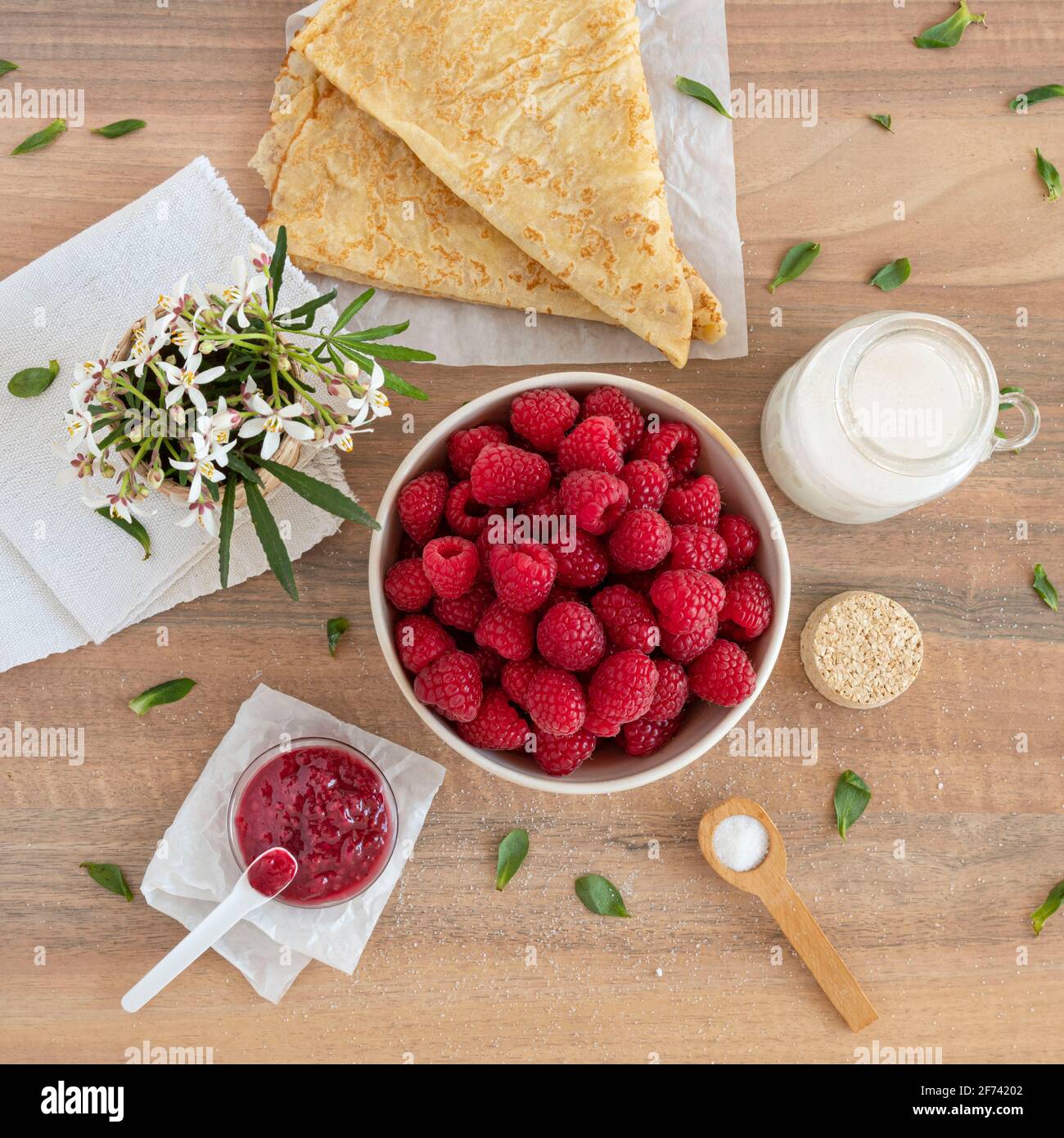 Nahaufnahme von frischen, reifen, roten Himbeeren auf einem Teller auf einem Tisch Stockfoto
