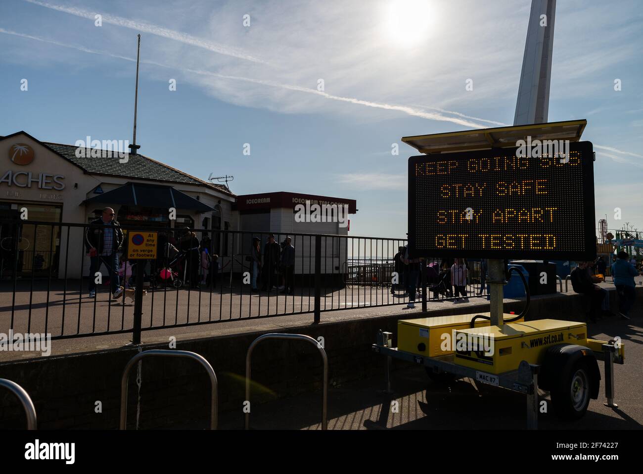 Southend, Essex, UK 4. April 2021: Ein Schild an der belebten Strandpromenade von Southend erinnert Besucher daran, während der Entspannung der UK-Sperre sicher zu bleiben. Stockfoto