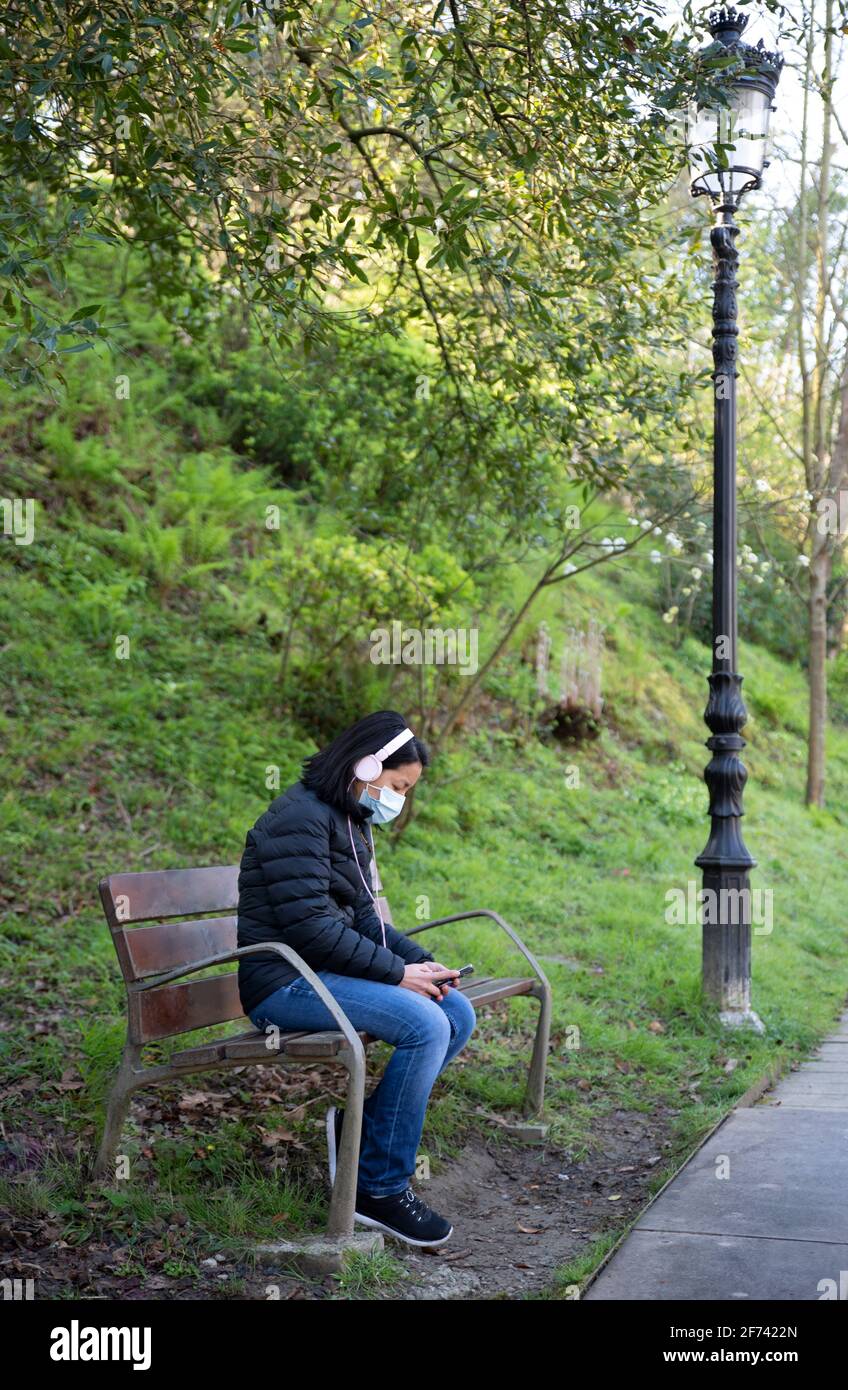 Einsames Mädchen, das Musik hört Stockfoto