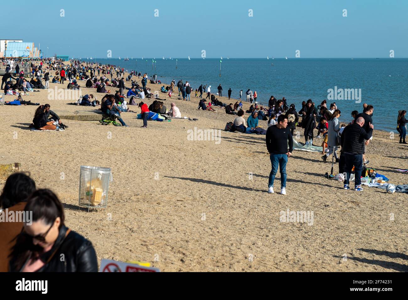 Southend, Essex, Großbritannien 4. April 2021: Besucher der Strandpromenade von Southend genießen die entspannenden britischen Sperrbeschränkungen an einem sonnigen Osterfeiertag. Stockfoto