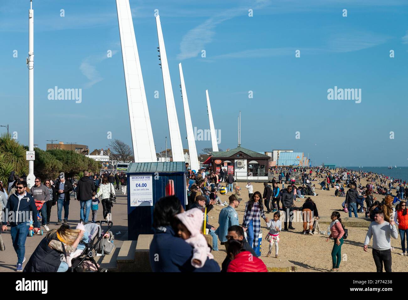 Southend, Essex, Großbritannien 4. April 2021: Besucher der Strandpromenade von Southend genießen die entspannenden britischen Sperrbeschränkungen an einem sonnigen Osterfeiertag. Stockfoto