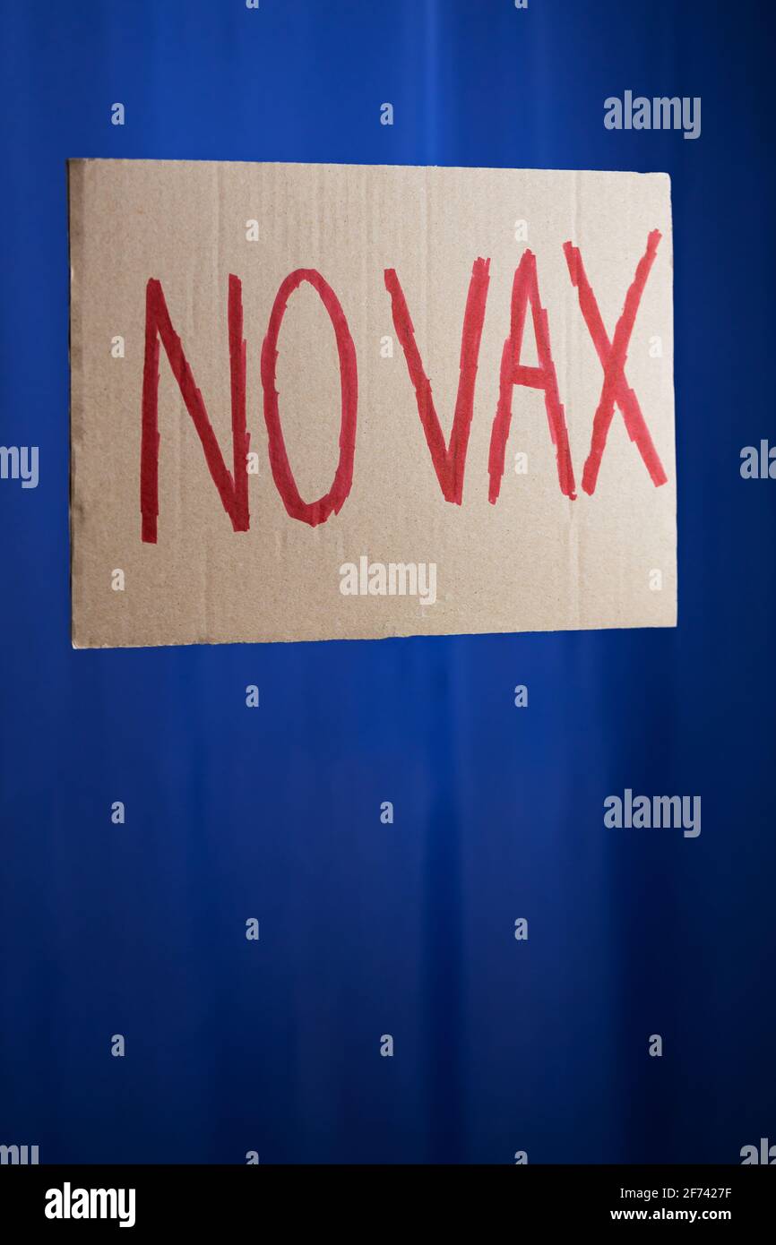 Anti-Impfung-Plakat auf blauem Hintergrund. Kein vax-Konzept Stockfoto