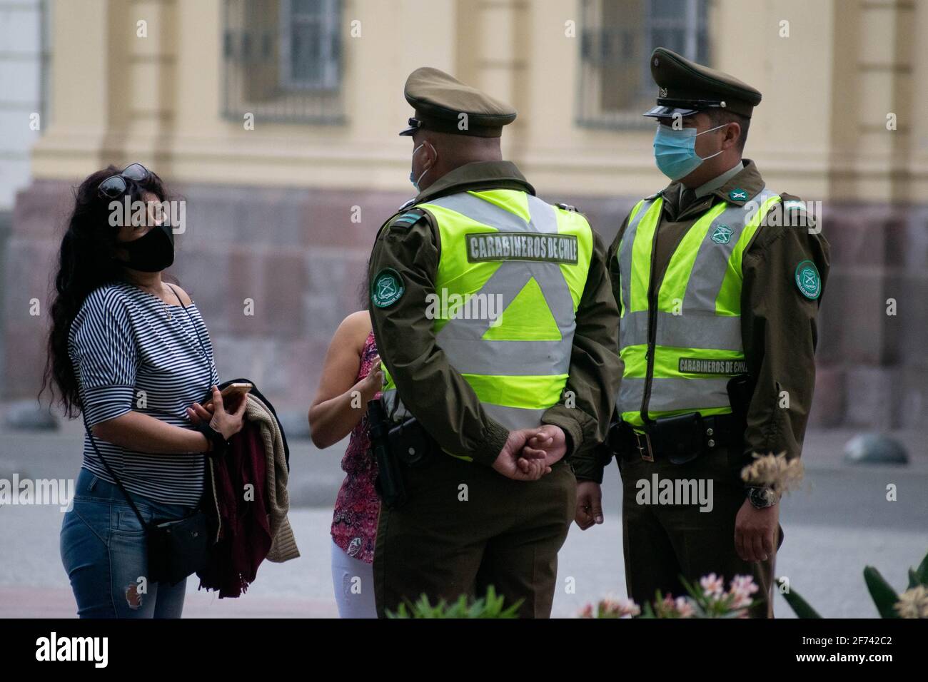 Santiago, Metropolitana, Chile. April 2021. Die Polizei bittet um Papiere von Frauen, die auf der Plaza de Armas in Santiago, inmitten der totalen Quarantäne, die letzte Woche für die Metropolregion erlassen wurde, gingen. Quelle: Matias Basualdo/ZUMA Wire/Alamy Live News Stockfoto