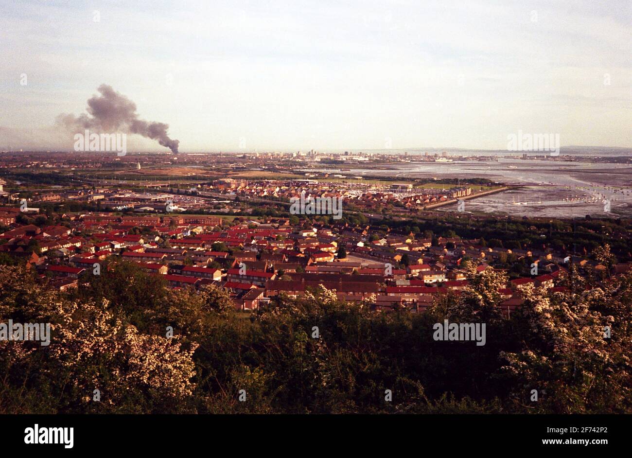 AJAXNETPHOTO. 2001. PORTSMOUTH, ENGLAND. - NATÜRLICHER HAFEN. - BLICK VOM HÜGEL PORTSDOWN IN RICHTUNG STADT UND WERFTEN, ZENTRUM, MIT DEM SOLENT DAHINTER. EINE RAUCHWOLKE EINES GROSSBRANDES IST LINKS SICHTBAR. FOTO: JONATHAN EASTLAND/AJAX REF:LWA35 2 Stockfoto