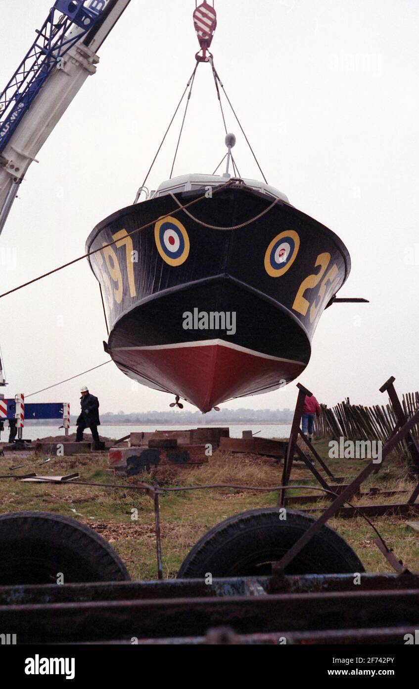 AJAXNETPHOTO. FEBRUAR 1996. CALSHOT, ENGLAND. -ASR-LIFT - LUFTSEERETTUNGSSCHIFF 2597 WIRD BEI CALSHOT VOR DEM SCHLEPPTAU ZUM HAMBLE-FLUSS UND EINER NEUEN ANLEGESTELLE INS WASSER GEHOBEN. FOTO: JONATHAN EASTLAND/AJAX REF:960702 25 Stockfoto