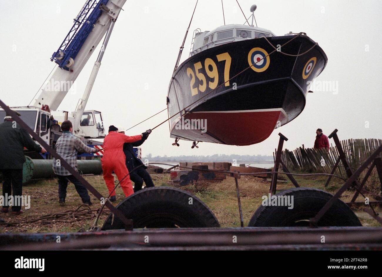 AJAXNETPHOTO. FEBRUAR 1996. CALSHOT, ENGLAND. -ASR-LIFT - LUFTSEERETTUNGSSCHIFF 2597 WIRD BEI CALSHOT VOR DEM SCHLEPPTAU ZUM HAMBLE-FLUSS UND EINER NEUEN ANLEGESTELLE INS WASSER GEHOBEN. FOTO: JONATHAN EASTLAND/AJAX REF:960702 26 Stockfoto